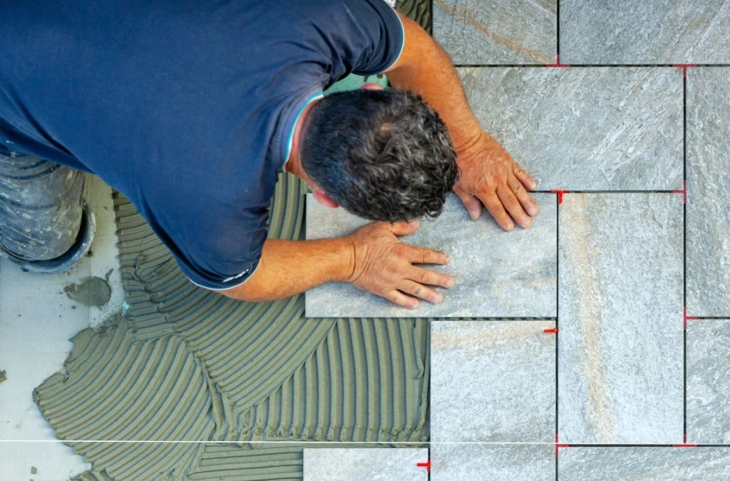 Comment poser du carrelage facilement : guide complet pour débutant