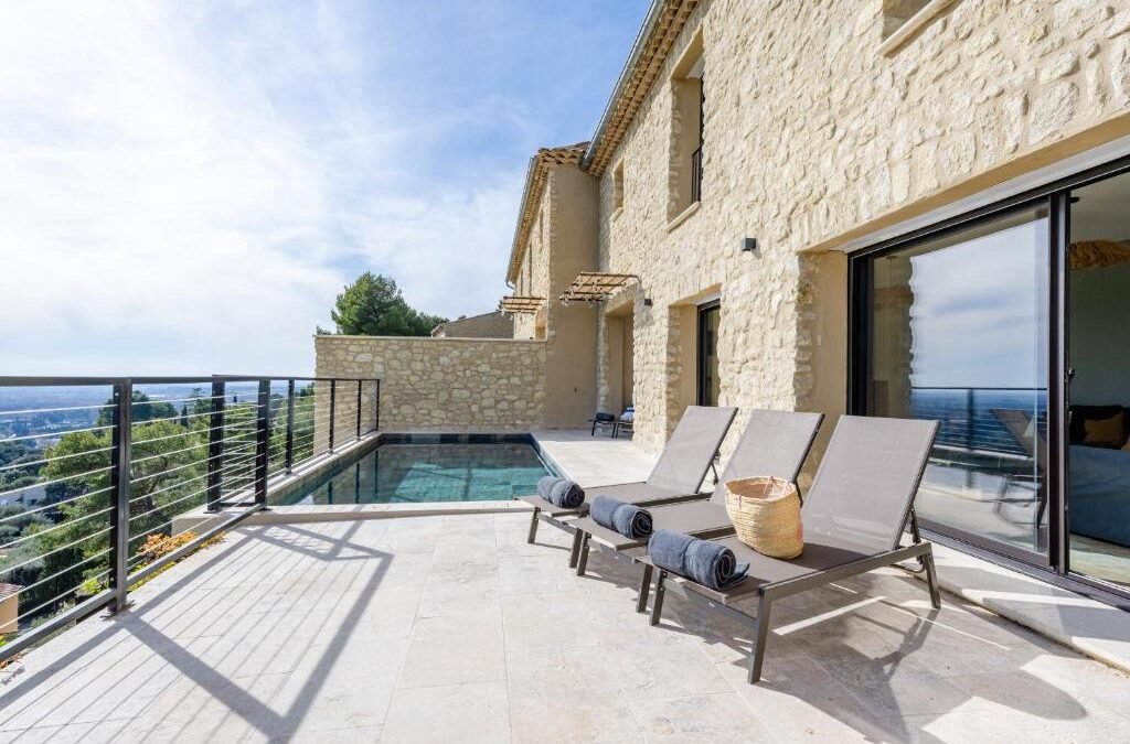 Pourquoi Choisir un Installateur de Volets Roulants Solaires ?