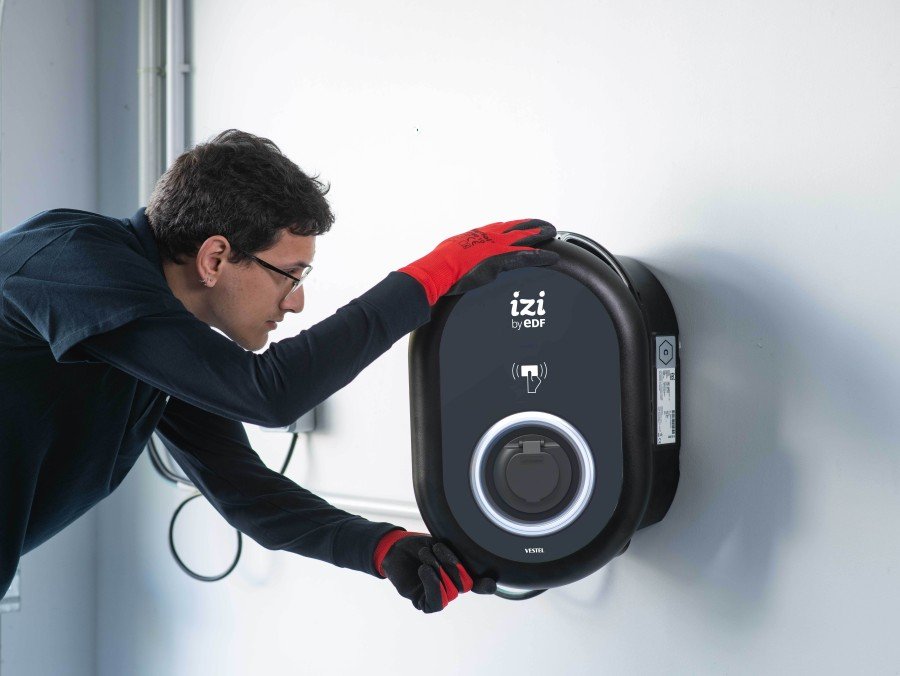 découvrez comment bénéficier du crédit d'impôt pour l'installation d'une borne de recharge électrique à domicile. guide complet des aides, conditions et démarches pour réduire vos dépenses.