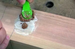 découvrez comment reboucher un trou dans du bois sans laisser de trace grâce à nos astuces simples et efficaces pour un résultat parfait et invisible.